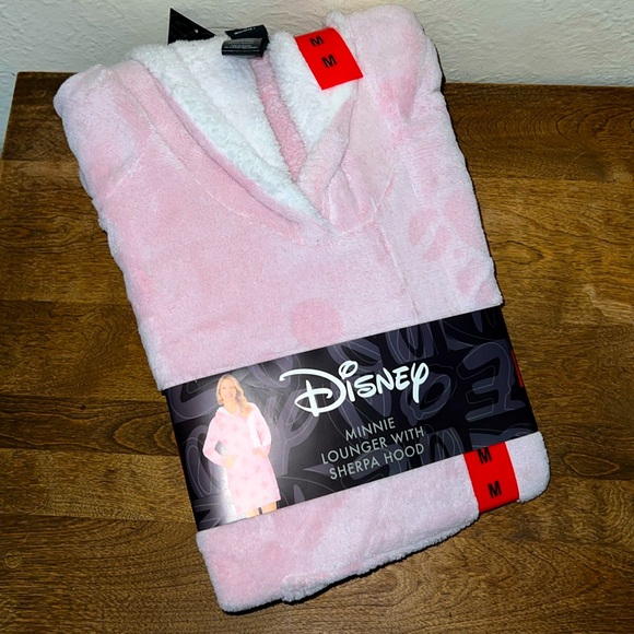Disney Other - Disney M Minnie lounger with Sherpa hood nwt pink